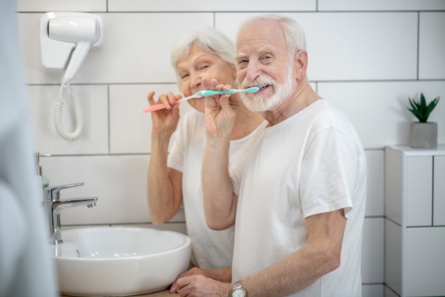 Perché gli anziani smettono di lavarsi i denti (e perché dovremmo preoccuparcene)