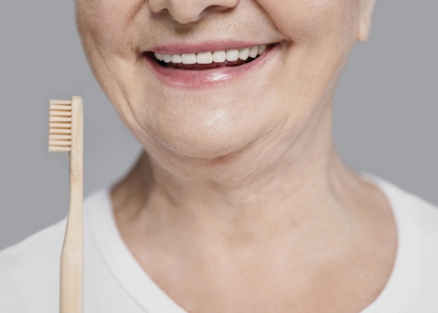 Come si puliscono i denti agli anziani?
