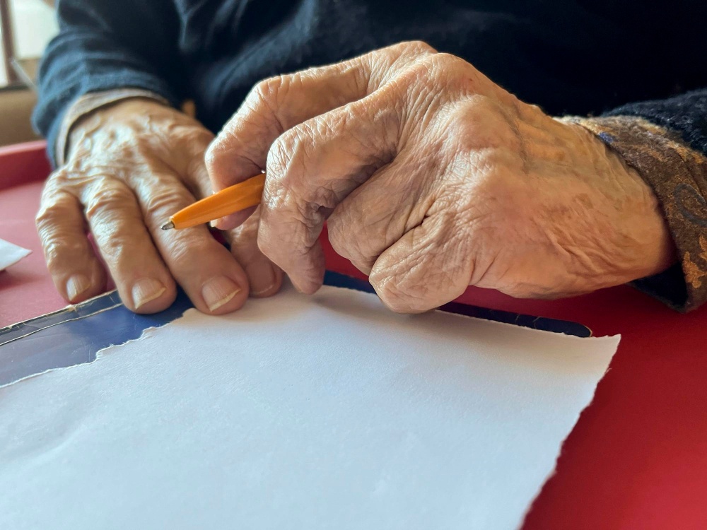 Tremori alle Mani degli Anziani